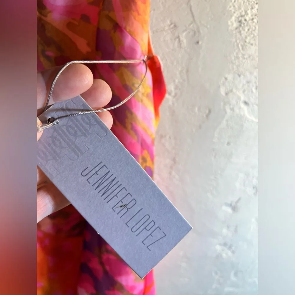 Jennifer Lopez NWT elegant top w beautiful flow back design. Size M - Image 2