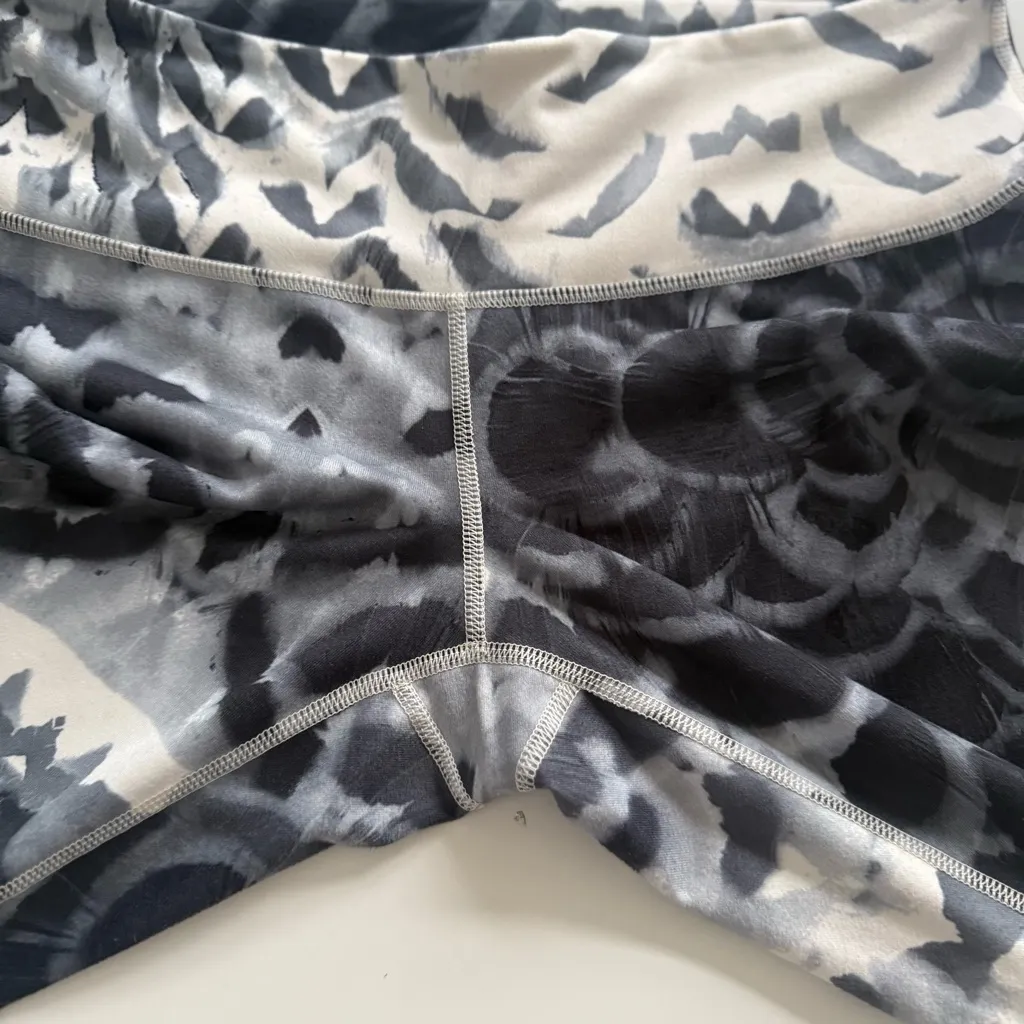 lululemon Wunder Under Crop in the "Pretty Plume Angel Wing Black" size 10 - Image 8