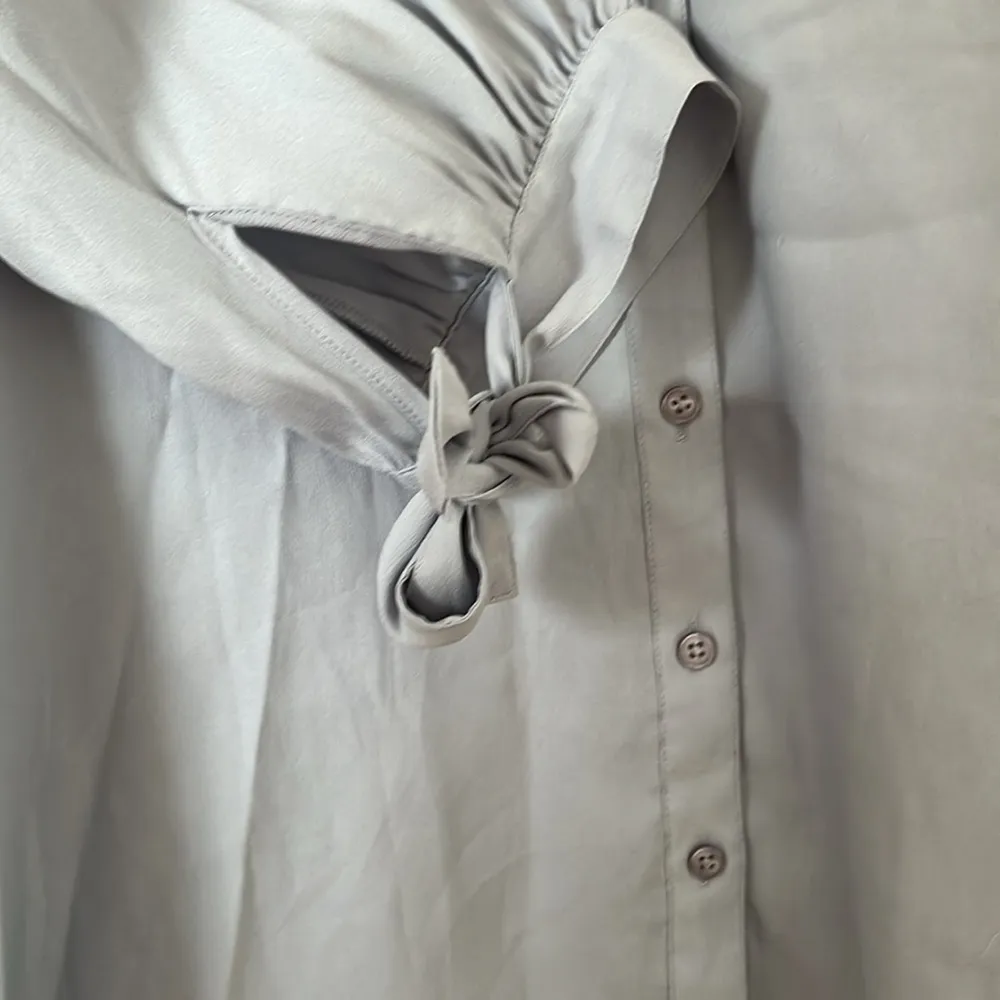 Ann Taylor v neck house with decor sleeves in size Medium - Image 5