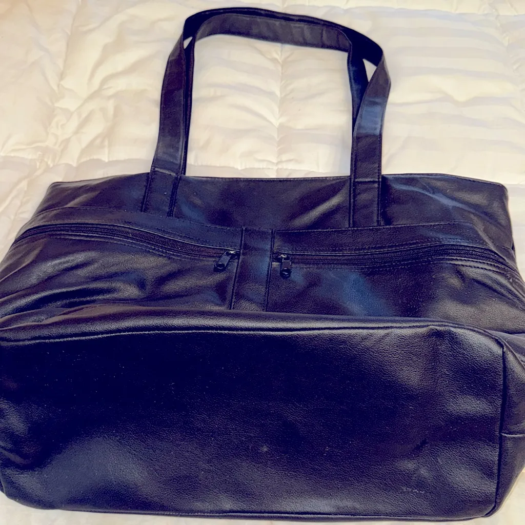 Fantastic black travel/office bag. Multiple zipper compartments. 18”by 11”. - Image 4