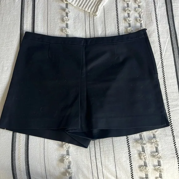 H&M  • sleek chic shorts - Image 18