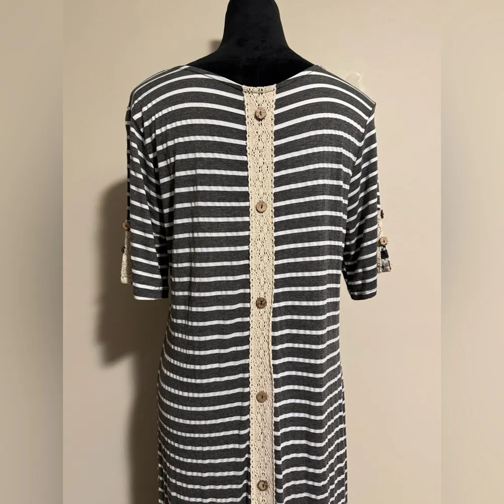 EUC Exist Gray and White Striped Maxi Dress size large - Image 7