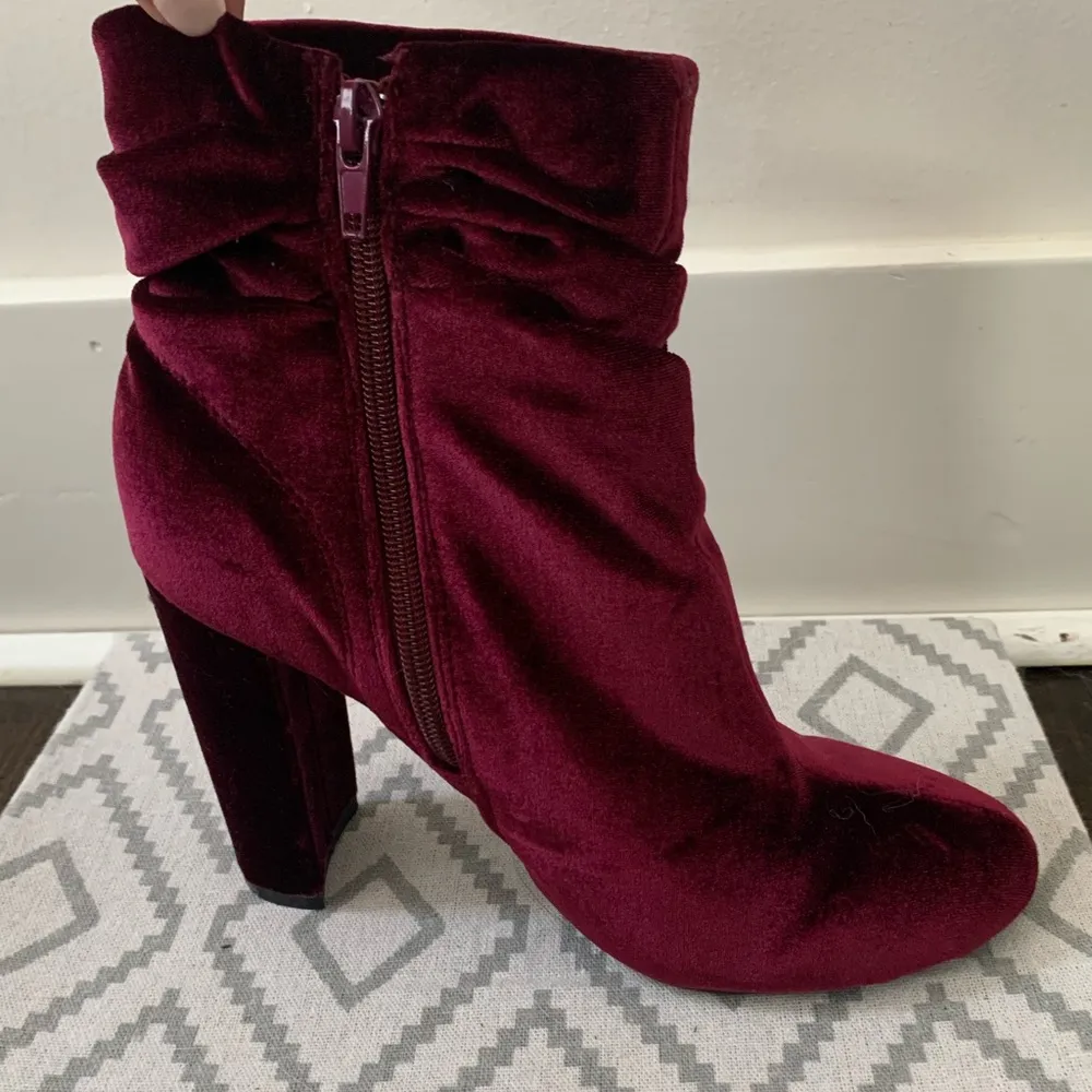 AKIRA burgundy velvet heels - Image 7