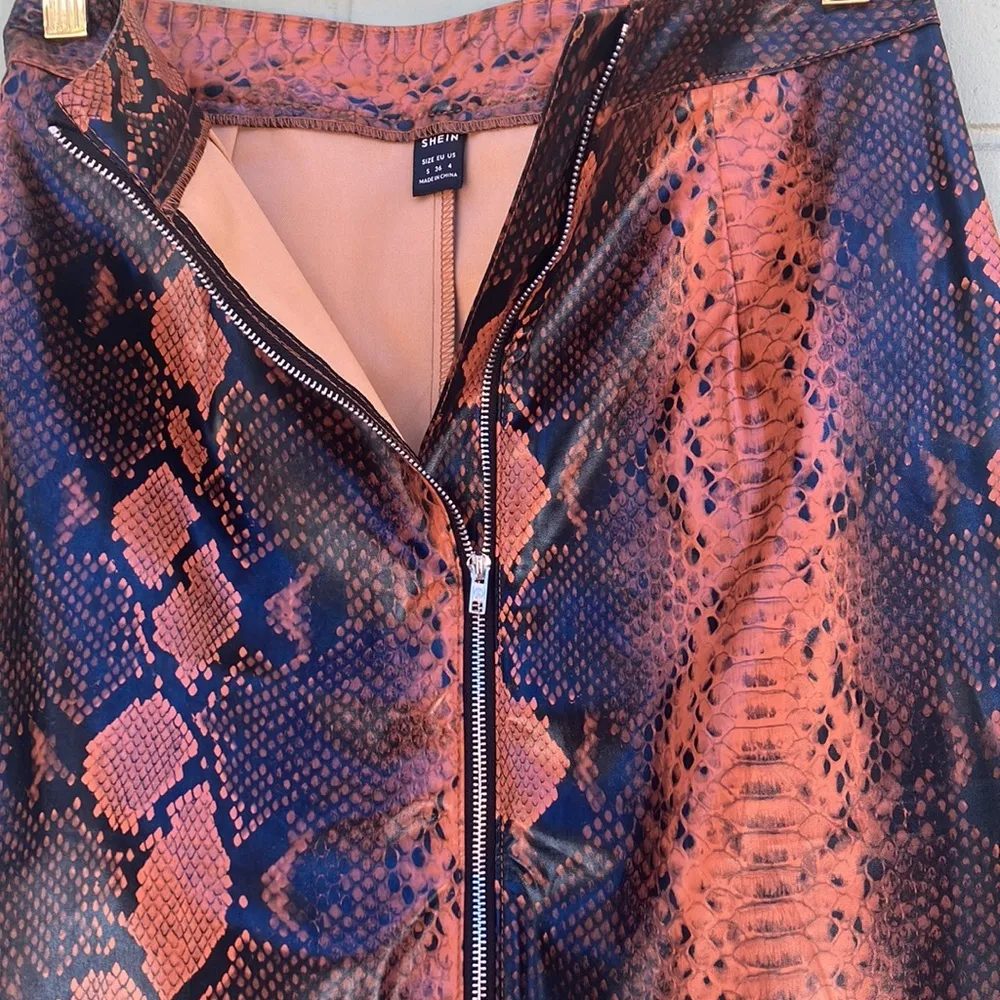Shein faux leather reptile print mini skirt woman’s size small - Image 5