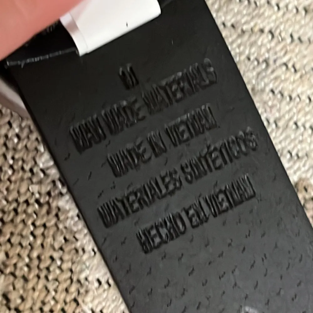 Universal thread black adjustable jean belt with rounded design buckle - Image 8