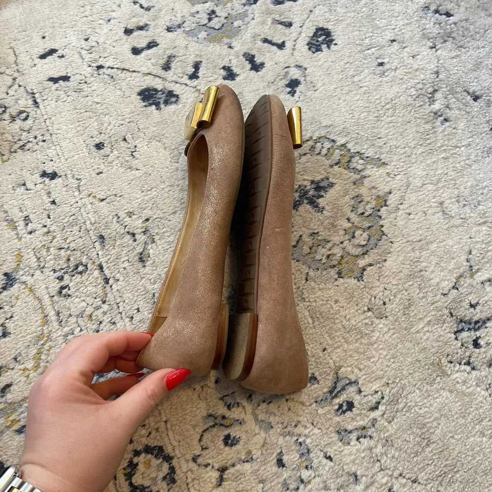 Kate Spade Nude and Gold Rock Stud Bow Ballet Flats Size 7 - Image 11