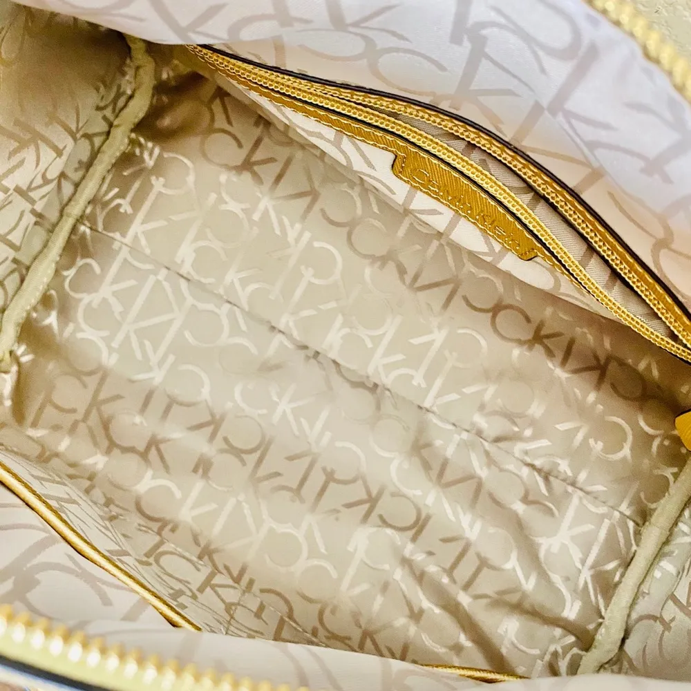 Calvin Klein *NEW*  | LARGE PURSE - Image 4