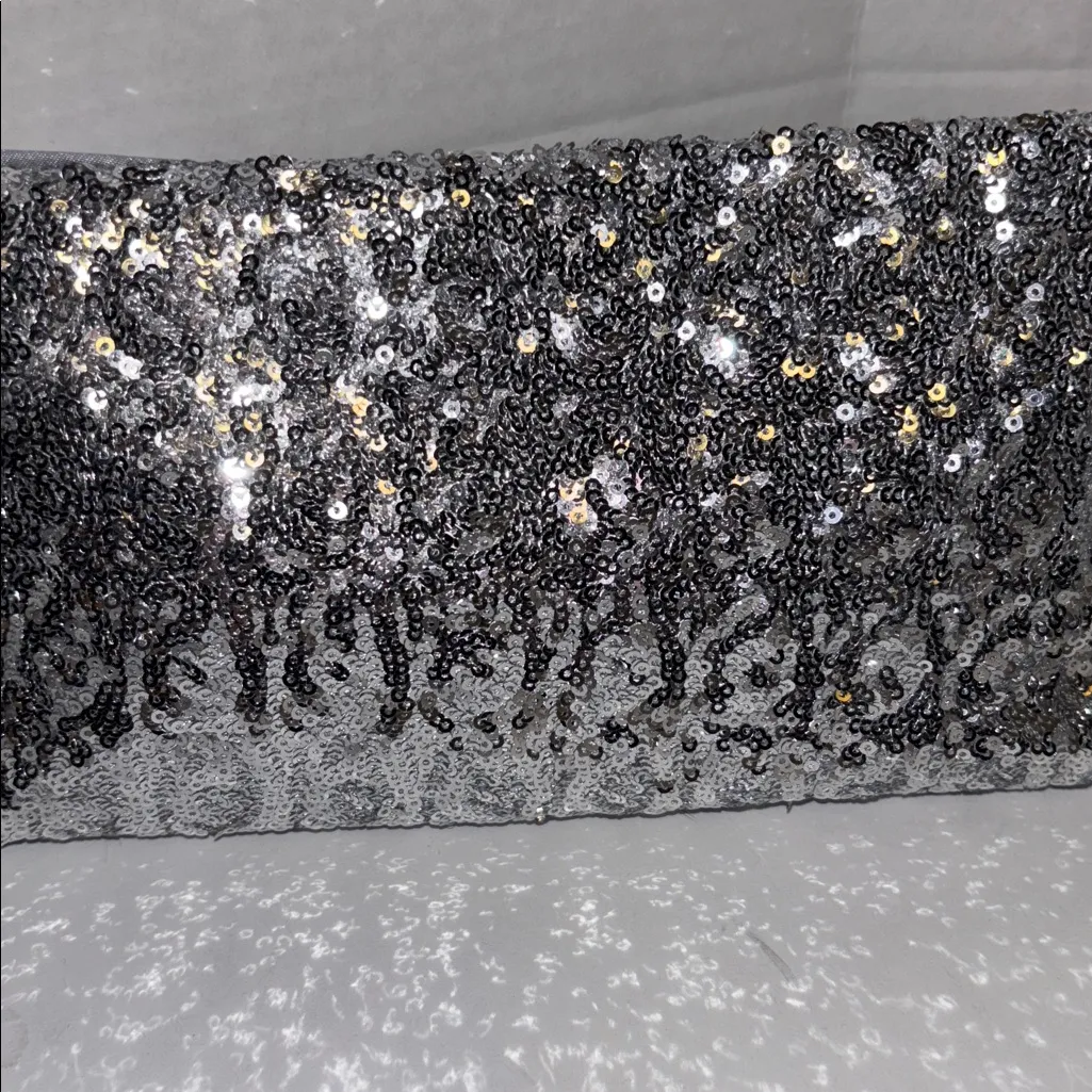 SILVER SEQUINED CLUTCH SNAP CLOSURE
ONE SIDE SILVER SATIN OTHER SIDE SEQUINED - Image 6