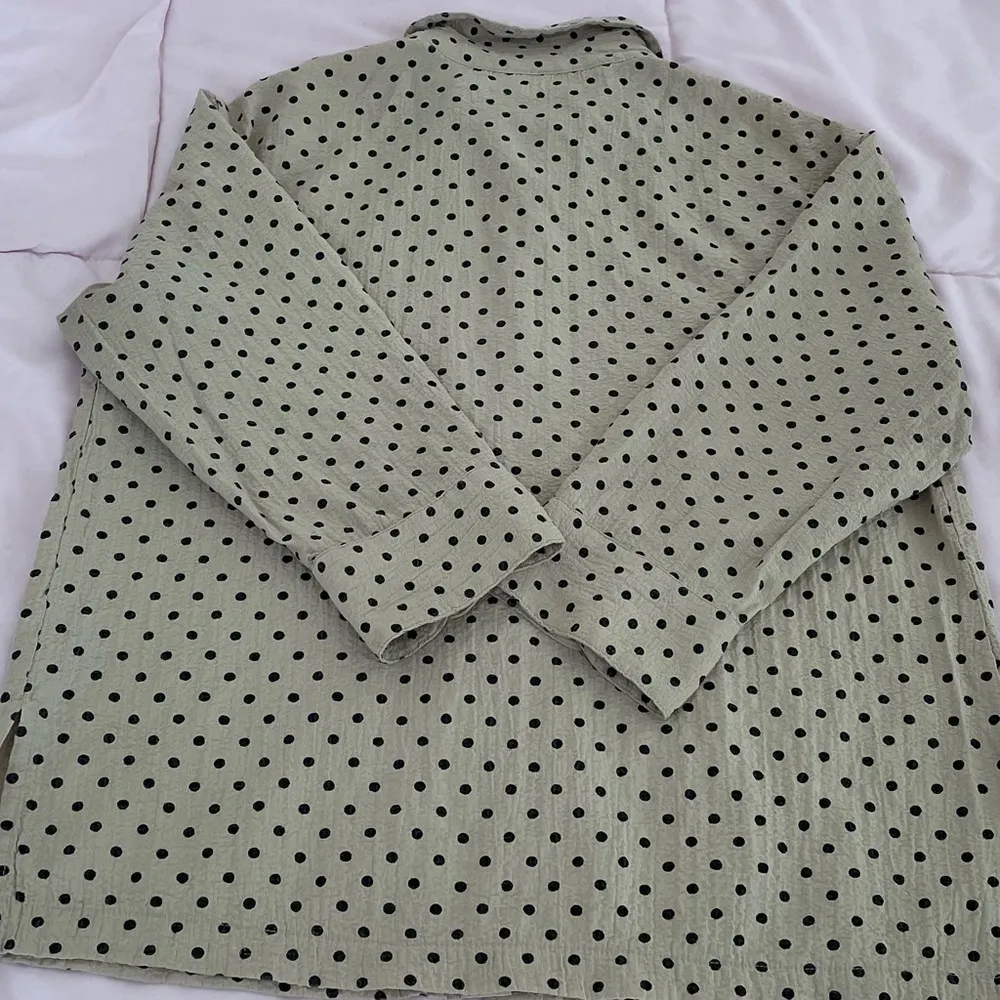 White Stag beige polka dots button up shirt, size S preppy business casual - Image 12