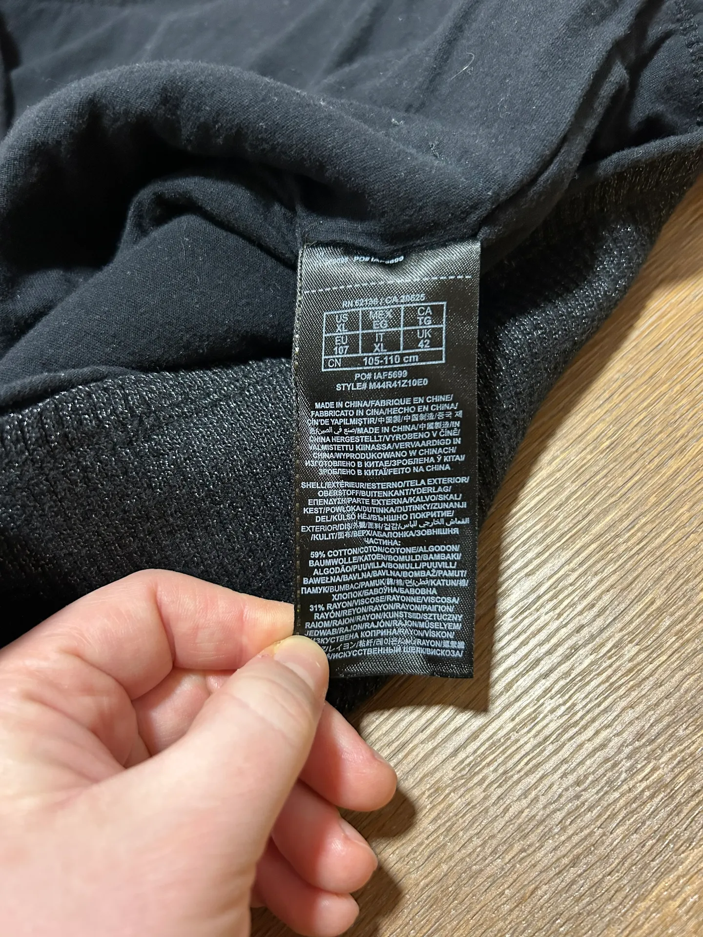 Guess women’s XL black glitter v neck sweater top - Image 9