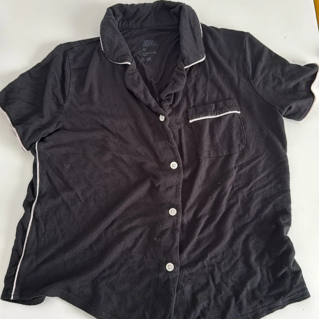 Stars Above Black Pajama Set. White Trim. Short sleeve & capri bottoms. Size XS - Image 5