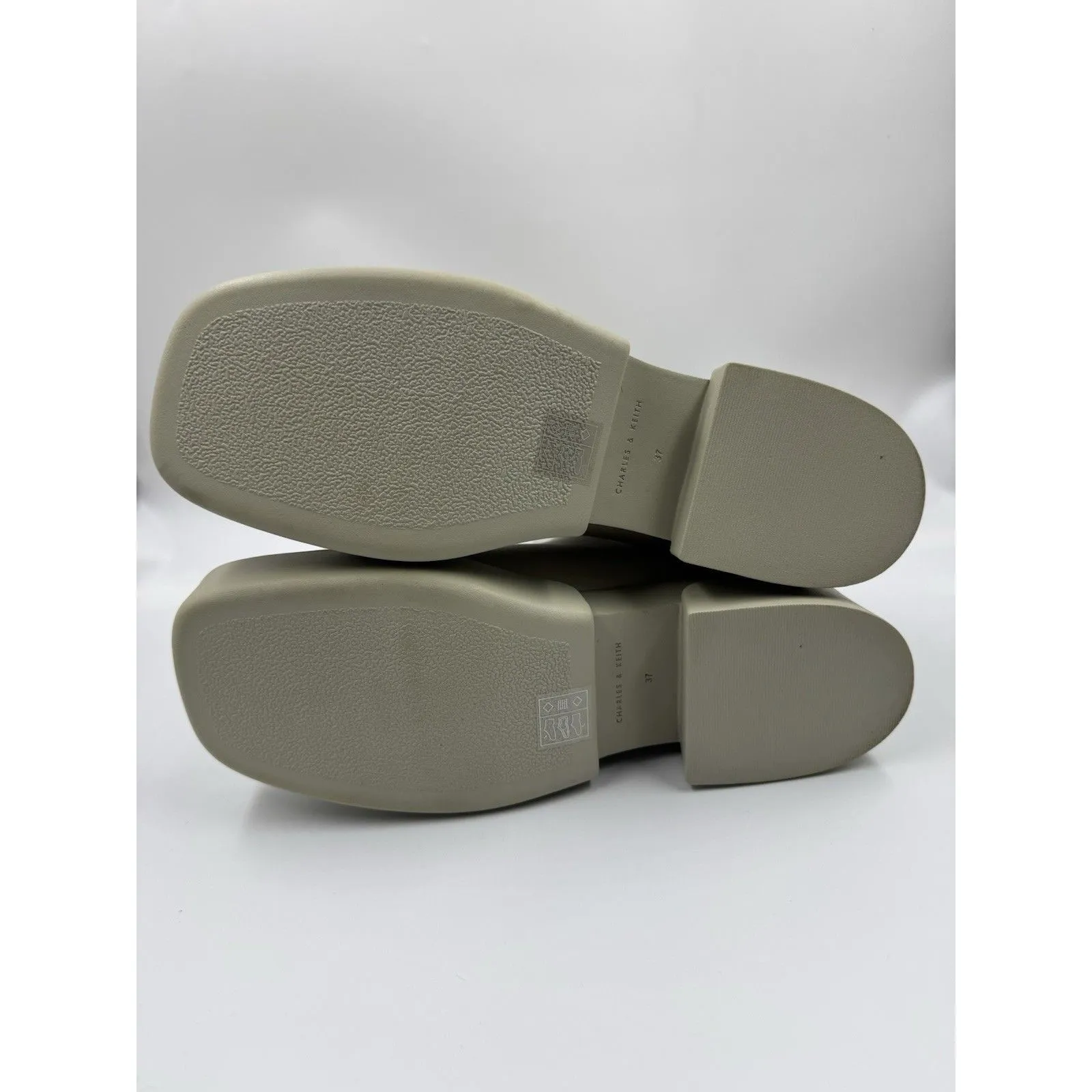 Charles & Keith Platform Chunky Chelsea Gray-White Boots Size 37/ 7 US - Image 9