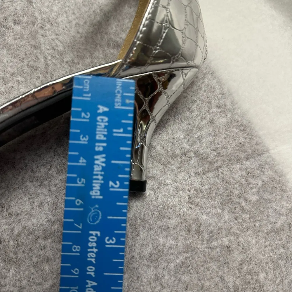 Classique 2 inch silver snake skin type finish heels Size 8.5. - Image 10