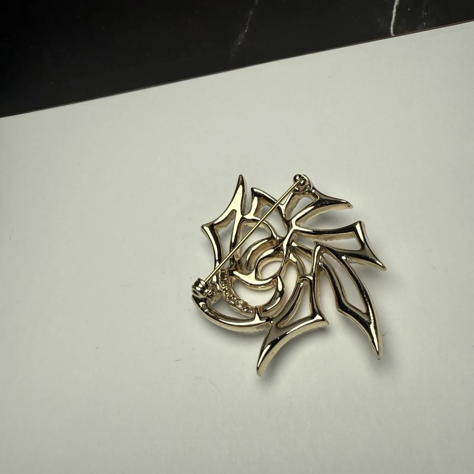 Sarah Coventry Two Tone Brooch Pin Signed Vintage Abstract Gold - Image 8