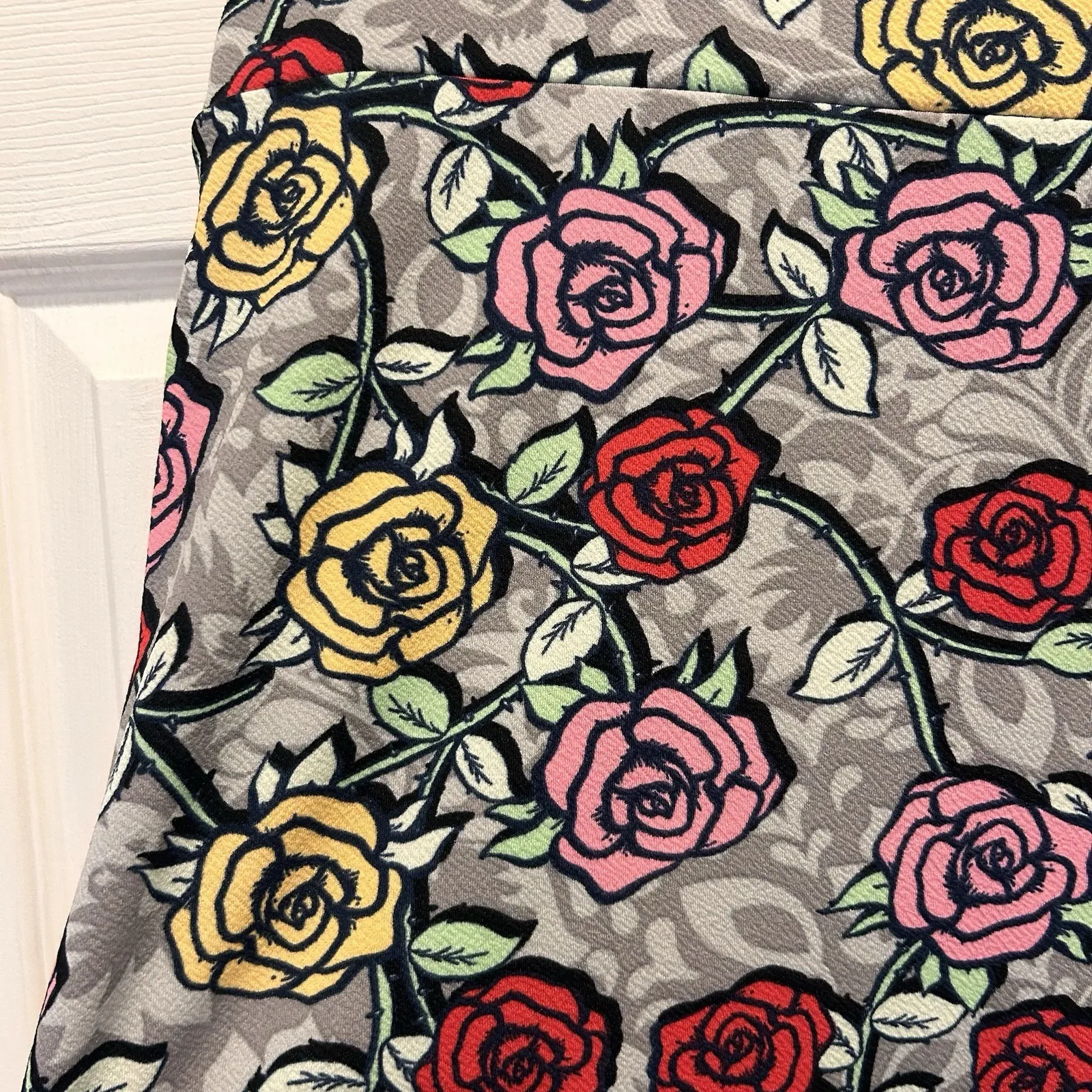 LuLaRoe 20/22 2XL Pencil Skirt Floral Roses Gray Red Pink Yellow Midi Valentines - Image 2