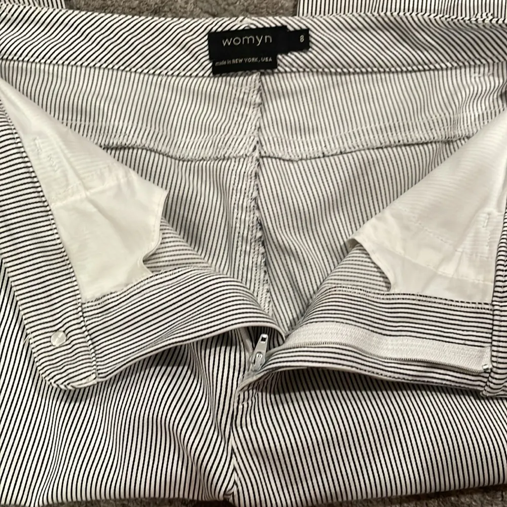 Ankle cropped white with navy blue pinstripe soft and lightweight jean high rise Size 8 - Image 7