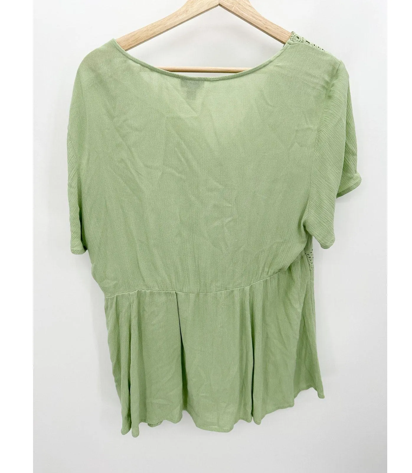 Torrid Womens Green Babydoll Lace Up Top Size 1X Boho Crinkle Gauze Crochet - Image 2