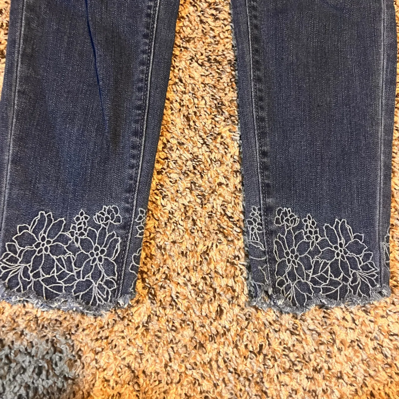 Ann Taylor The Skinny Jeans Women Size 0 Embroidered Flower Hem‎ Cropped Raw Hem - Image 2