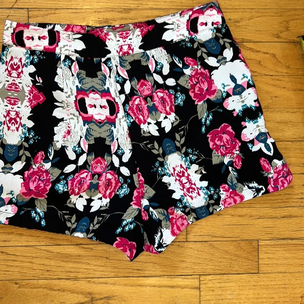 Forever 21 Exclusive floral shorts, button/zip, with pockets, Medium - Image 5