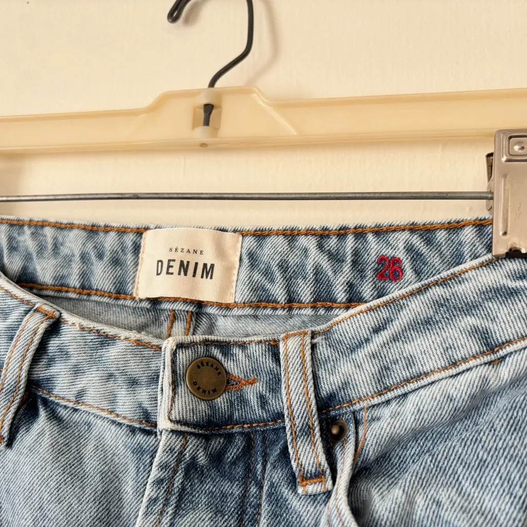 Sézane Brut Sexy Faded Tapered Straight Jean in Bleach Blue - Image 4