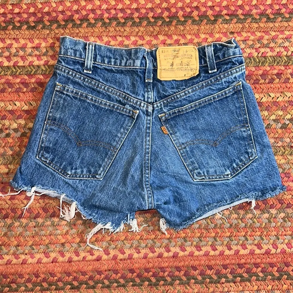VINTAGE LEVIS ORANGE TAB DARK WASH CUT OFF DENIM SHORTS - Image 2