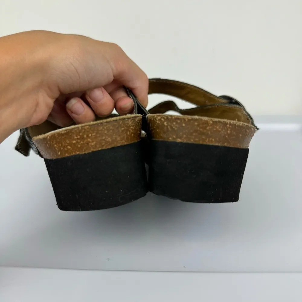 Taos Zephyr Wedge Sandals Sz 8 Black Gold Metallic Leather Strappy Slip On - Image 15