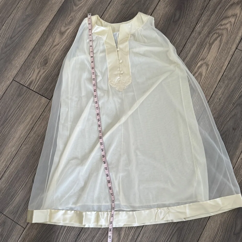 1960s Vintage Pale Almond Yellow Gossard Short Peignoir Nightgown & Robe Set - Image 10