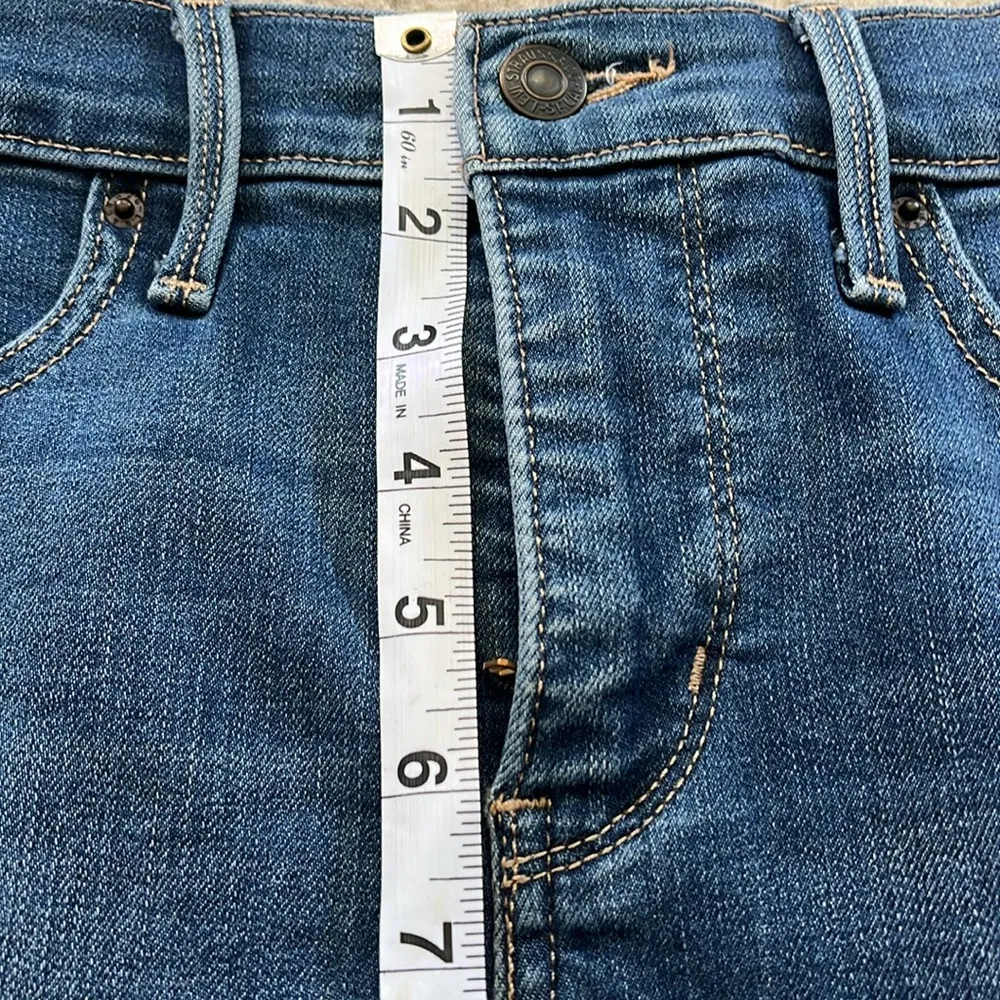 Levi’s low rise blue wash 311 shaping skinny stretch tapered leg jeans size 28 - Image 10