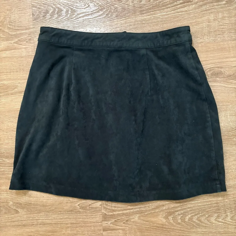 Forever 21 Velour Dark Green Mini Skirt Snap Front Size M Preppy Academia Y2K​ - Image 3