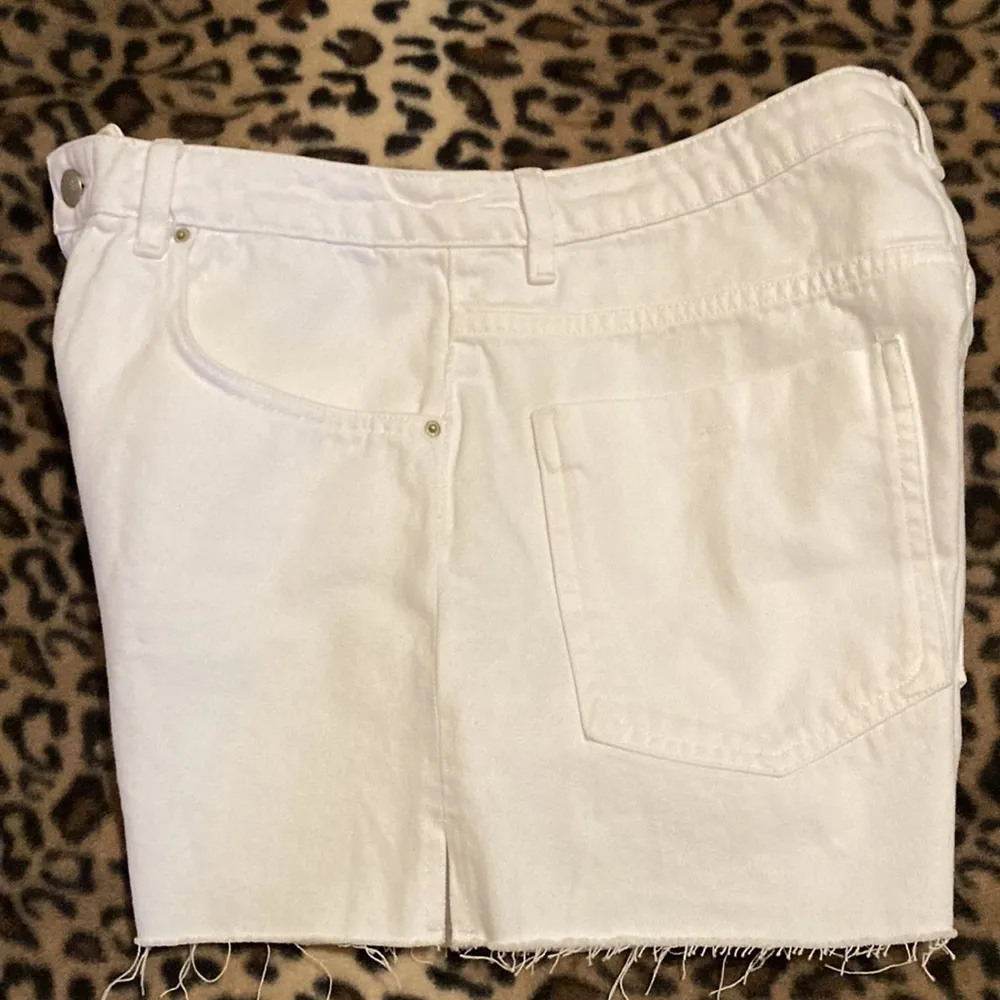 ZARA Shorts White Jean Shorts Women’s Size 12 Distressed Edging Side Slit Shorts - Image 9