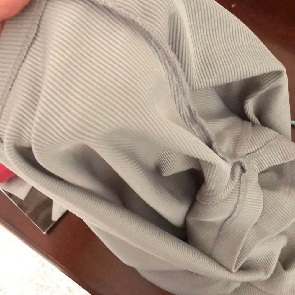 Cute Worn Gray Short Sleeve Crop Top - Image 8