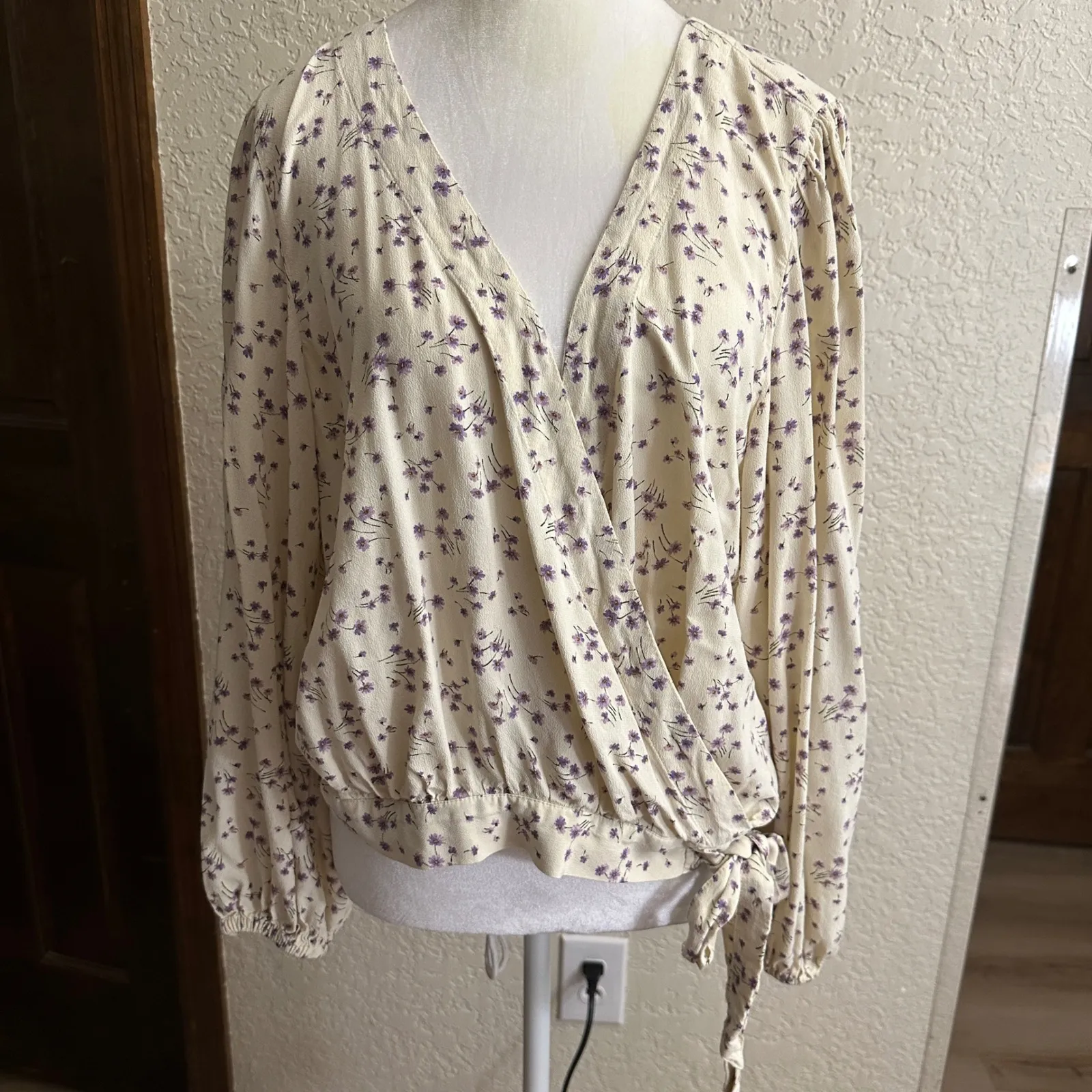 American Eagle Floral Wrap Long Sleeve Blouse Tie Waist Cream Purple X-tra Large - Image 5