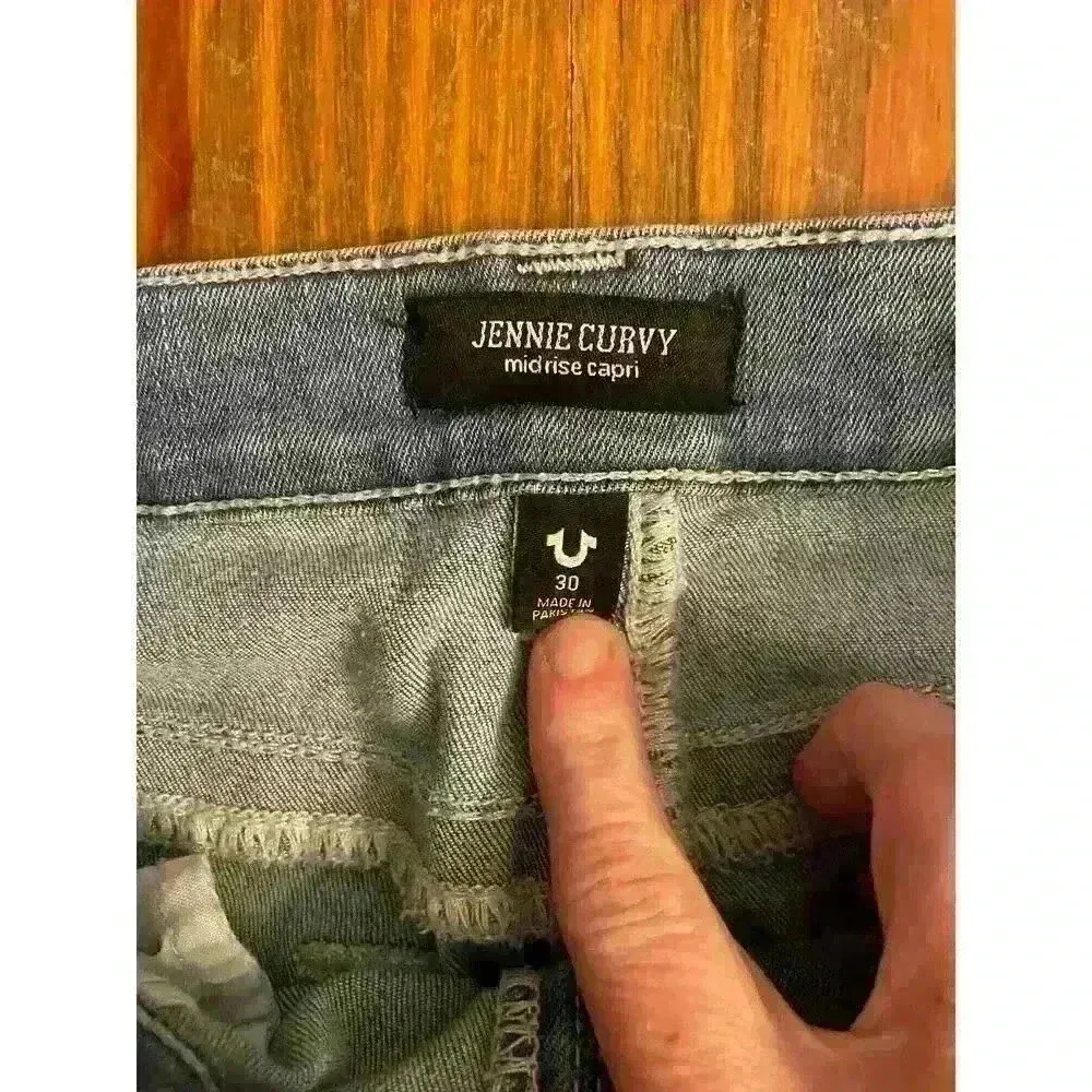 True Religion Light Wash Jennie Curvy Midrise Capri, size 30 - Image 5
