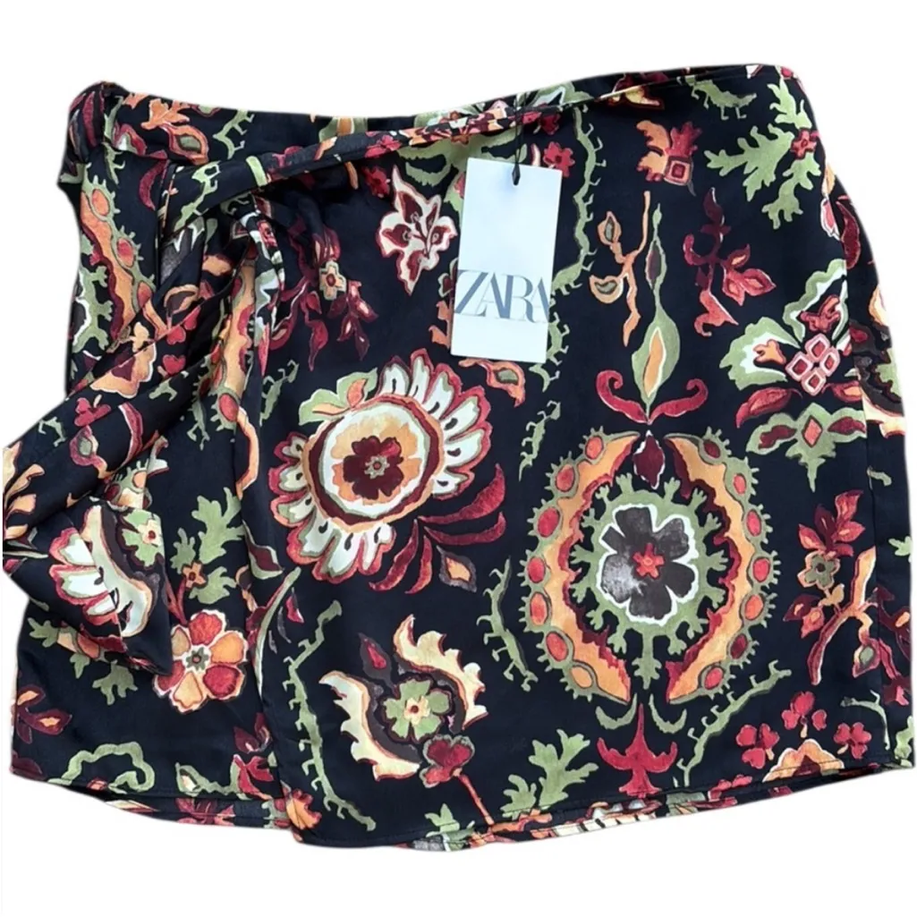 NWT Zara Black Floral Wrap Mini Skirt
Size Large - Image 5