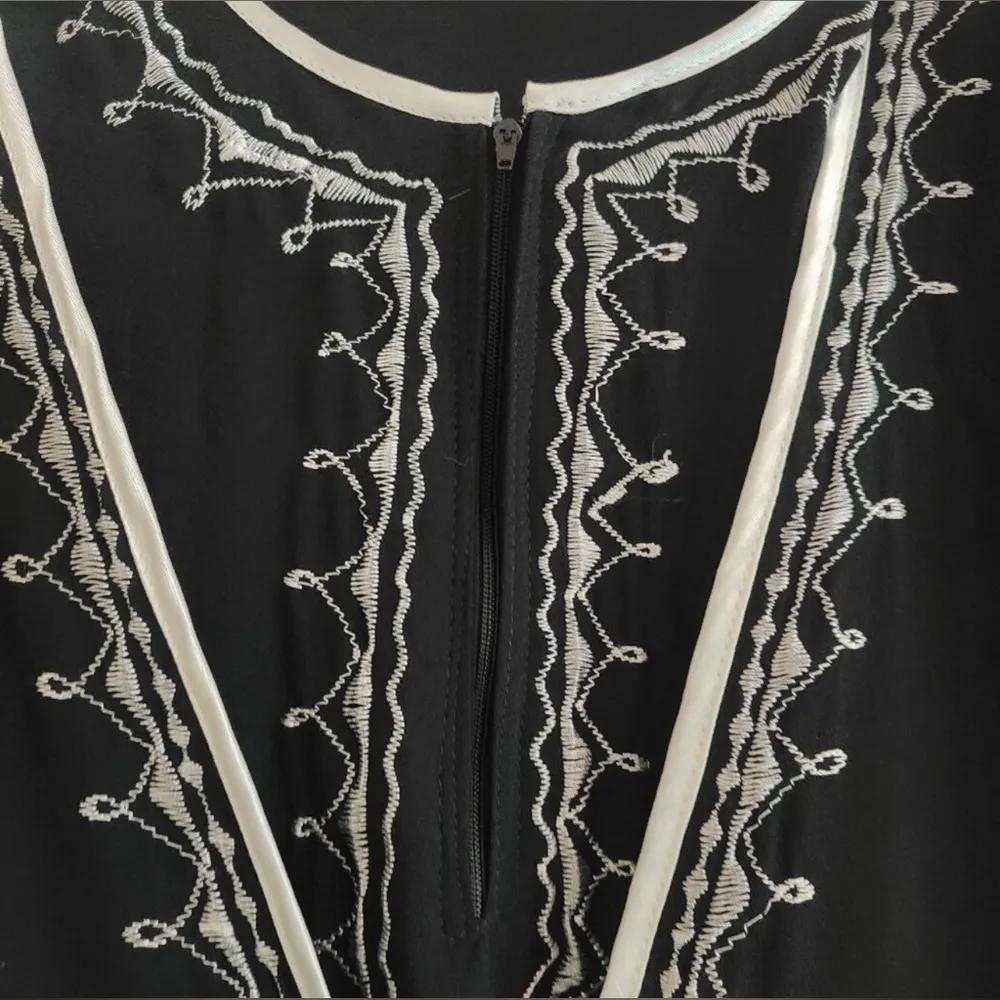 Black embroidered long sleeve abaya with white trim, 3 buttons on outer shell Size undefined - Image 4