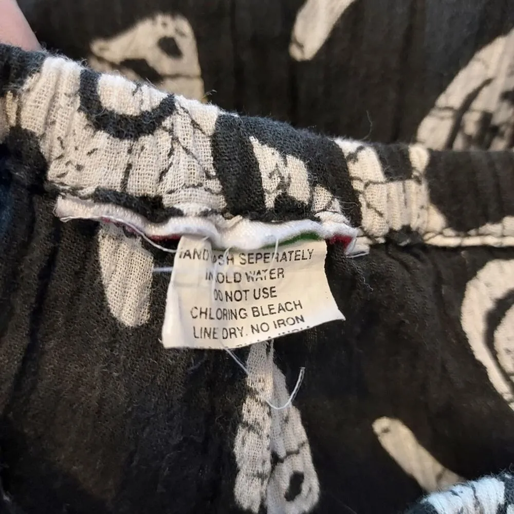 Vintage 90’s Tropical Beach Black and White Crinkle Gauze Cropped Capri Pants - Image 4