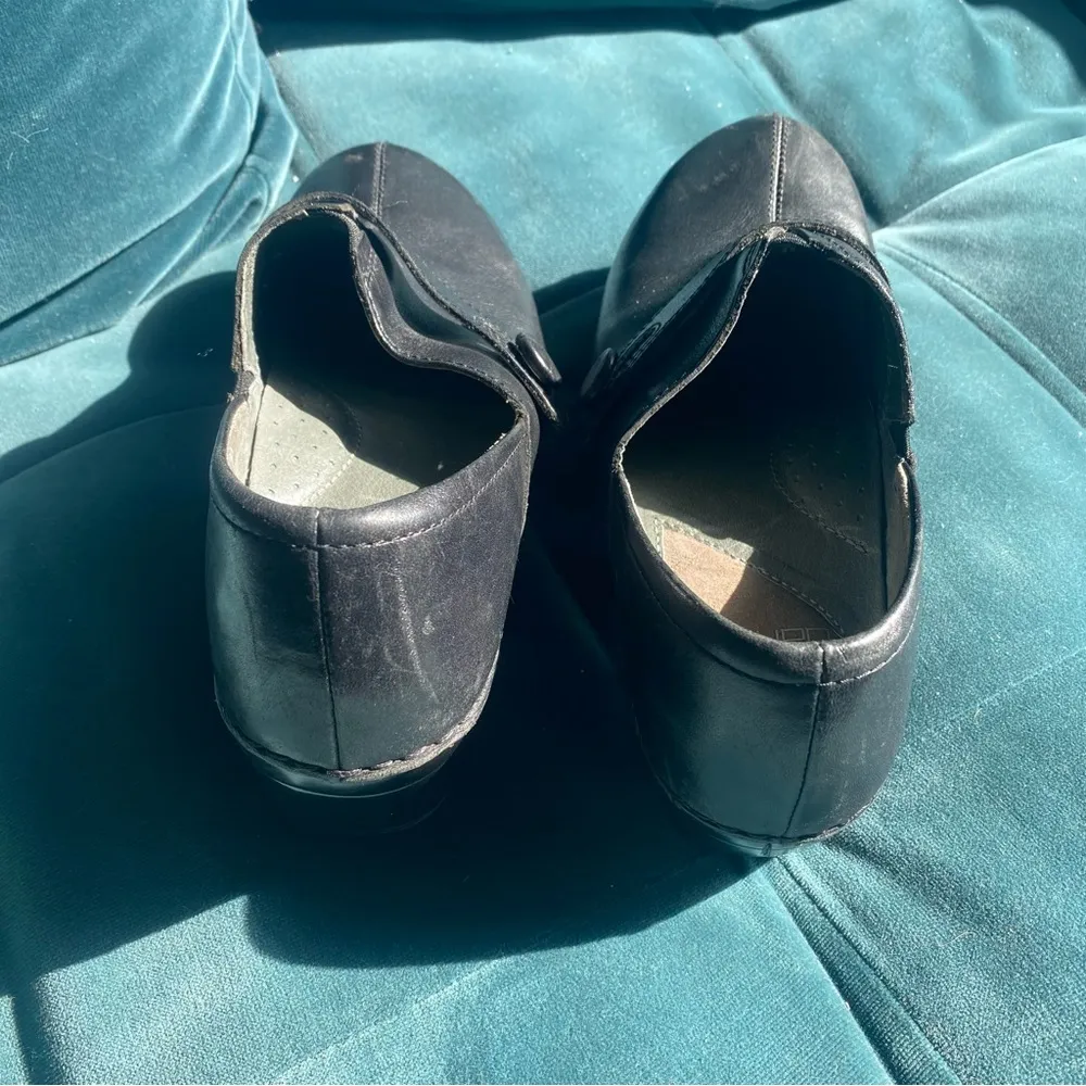 Dansko Women's Size 37 Solstice Clog Black Leather Strap Button Heels - Image 6