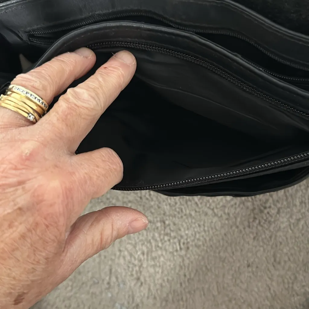 Vintage black leather bag
Tignanello - Image 7