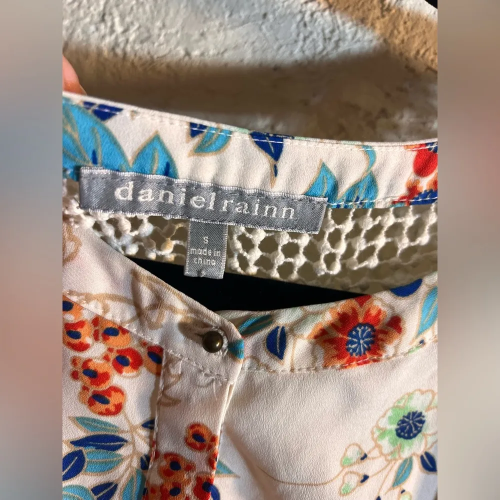 Daniel Rainn Orange and Blue Asymmetrical Cap Sleeve Blouse w crochet accents - Image 2