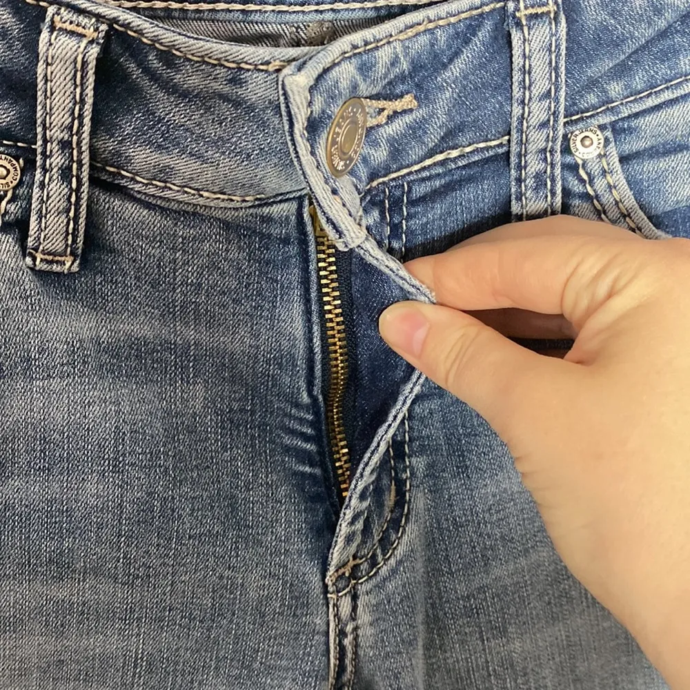 Silver Jeans Suki Mid Rise Distressed mid indigo wash Capri jeans size 30 - Image 7