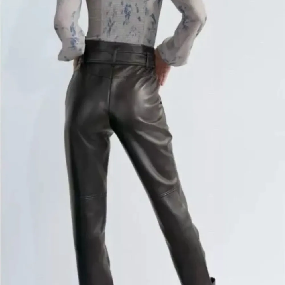 Aritzia | Babaton Black Faux Leather Belted Pants Size 2 - Image 3