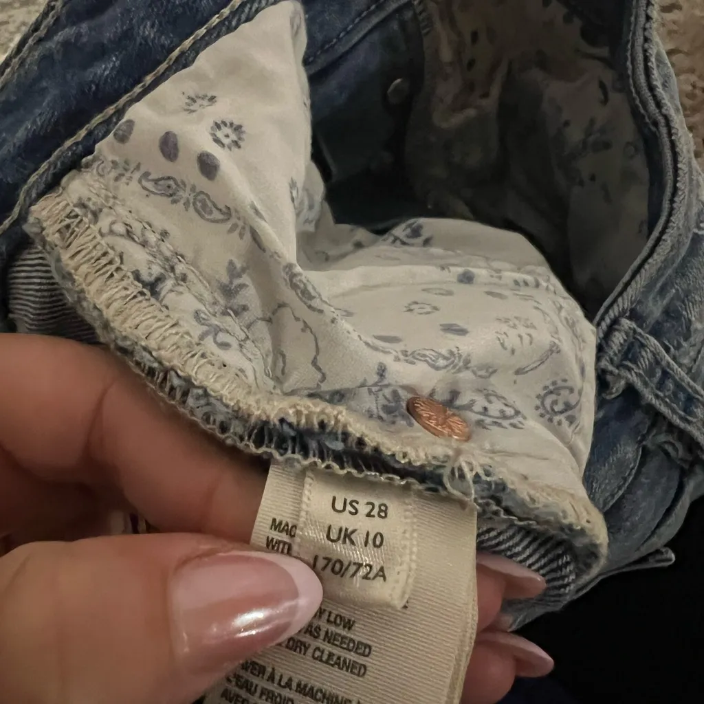 We The Free Blue Denim CRVY Distressed Jean Shorts Size 28 US - Image 6