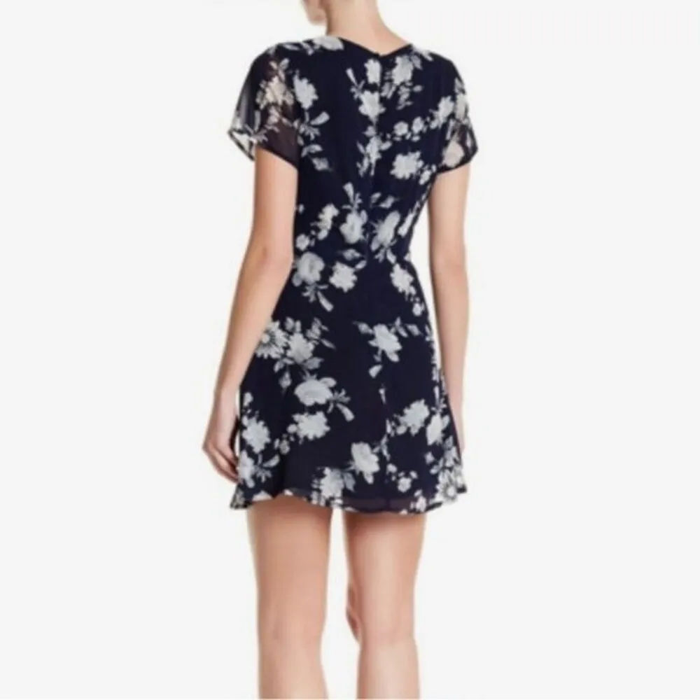 Nordstrom  deep lace up Vneck navy floral dress size medium - Image 5