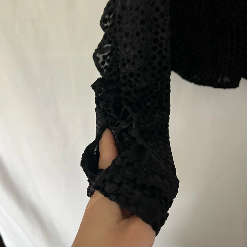 Long sleeve ruffle mock neck velvet speckle top black size Med - Image 8