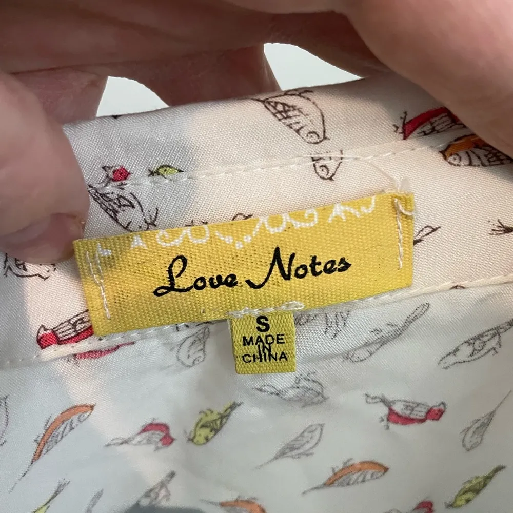 Love Notes White All Over Bird Print Tie Front Blouse, Size small, GUC - Image 6
