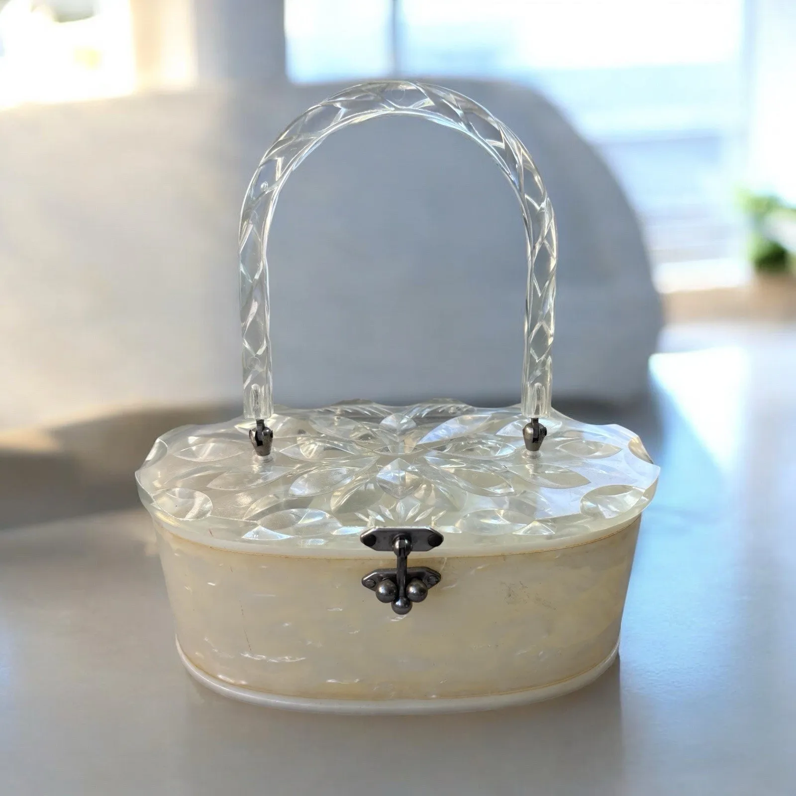 VINTAGE 1950s LUCITE PURSE Handbag PEARL Marbleized Ivory Round Box Style Nice! White - Image 2