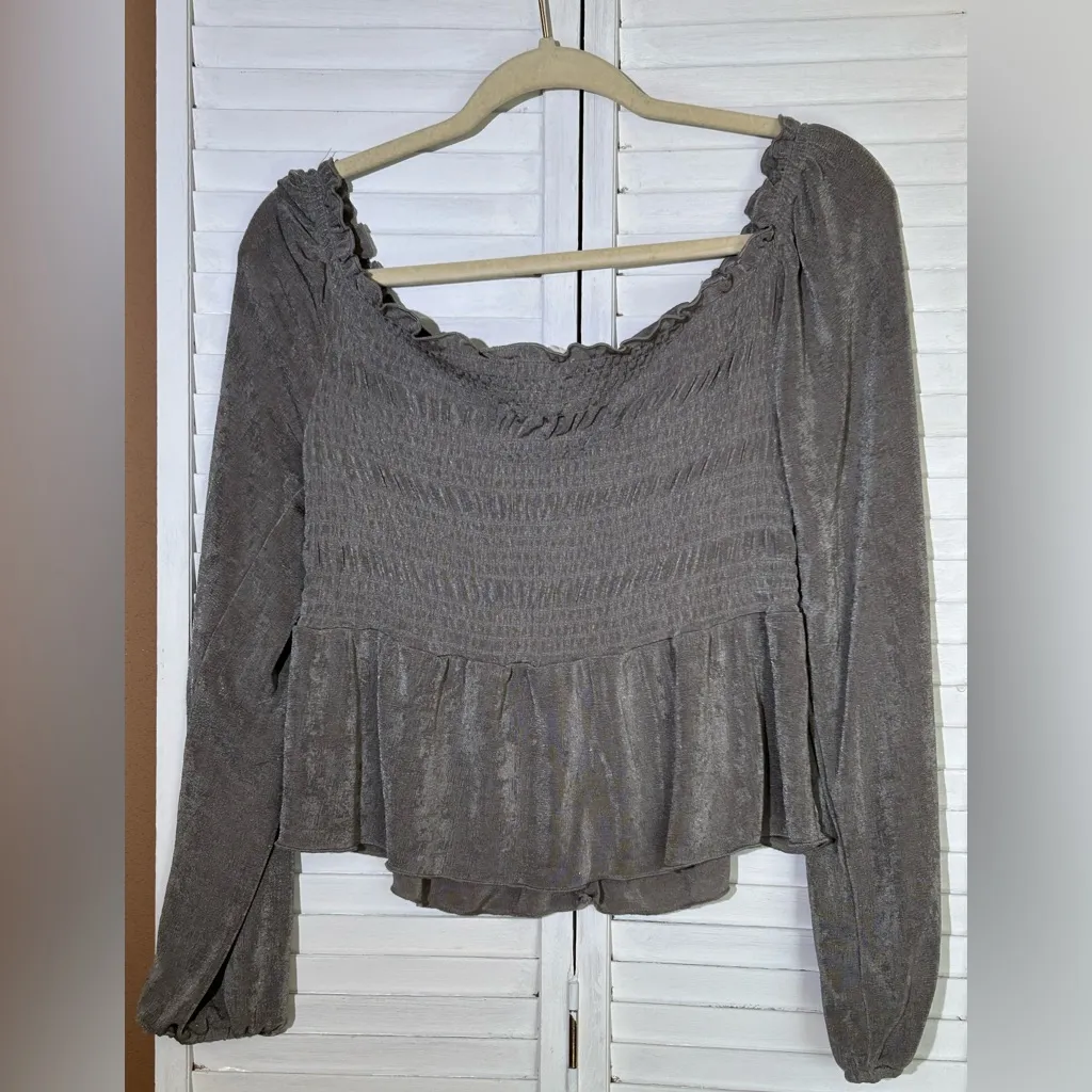 Urban Outfitters Romantics size medium long sleeve shimmery gray babydoll top - Image 4
