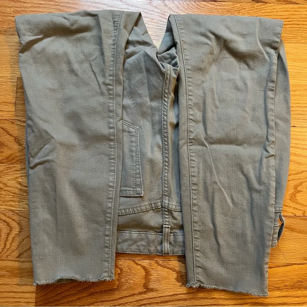 Vineyard Vines Women's Olive Jeans size 12 - Image 5