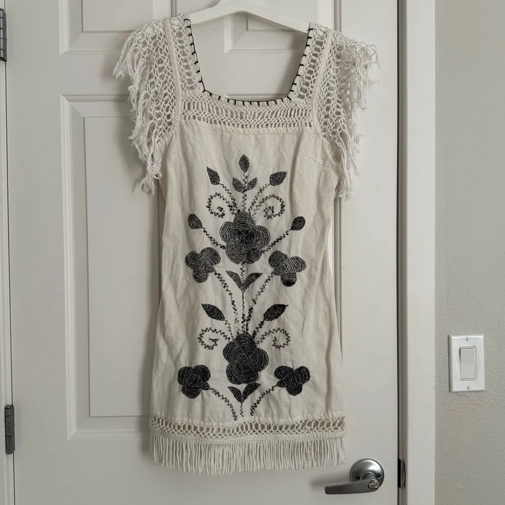 Free People Mexican Embroidered‎ Shift Dress - Size 0 - White/Black - EUC - Image 5