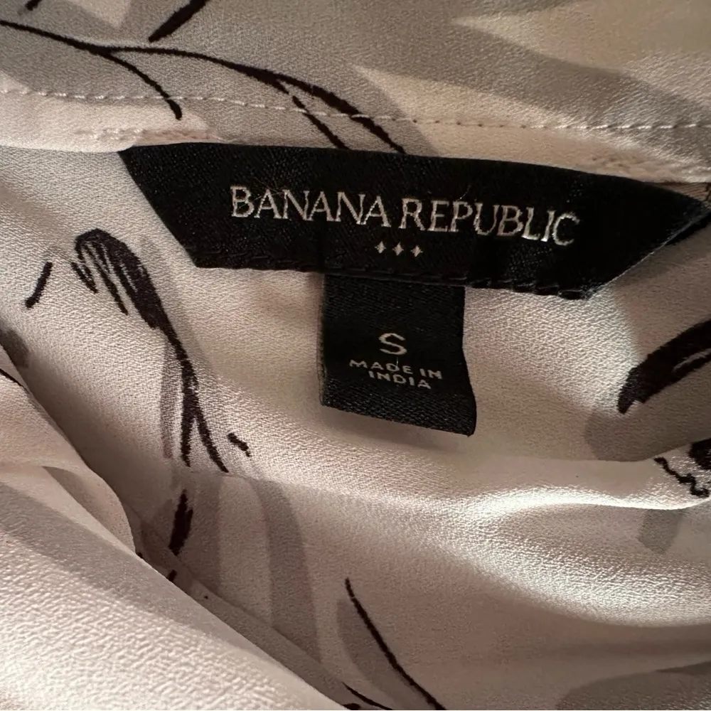 Banana Republic Small White Gray and Black Floral Dressy Tank Top - Image 6